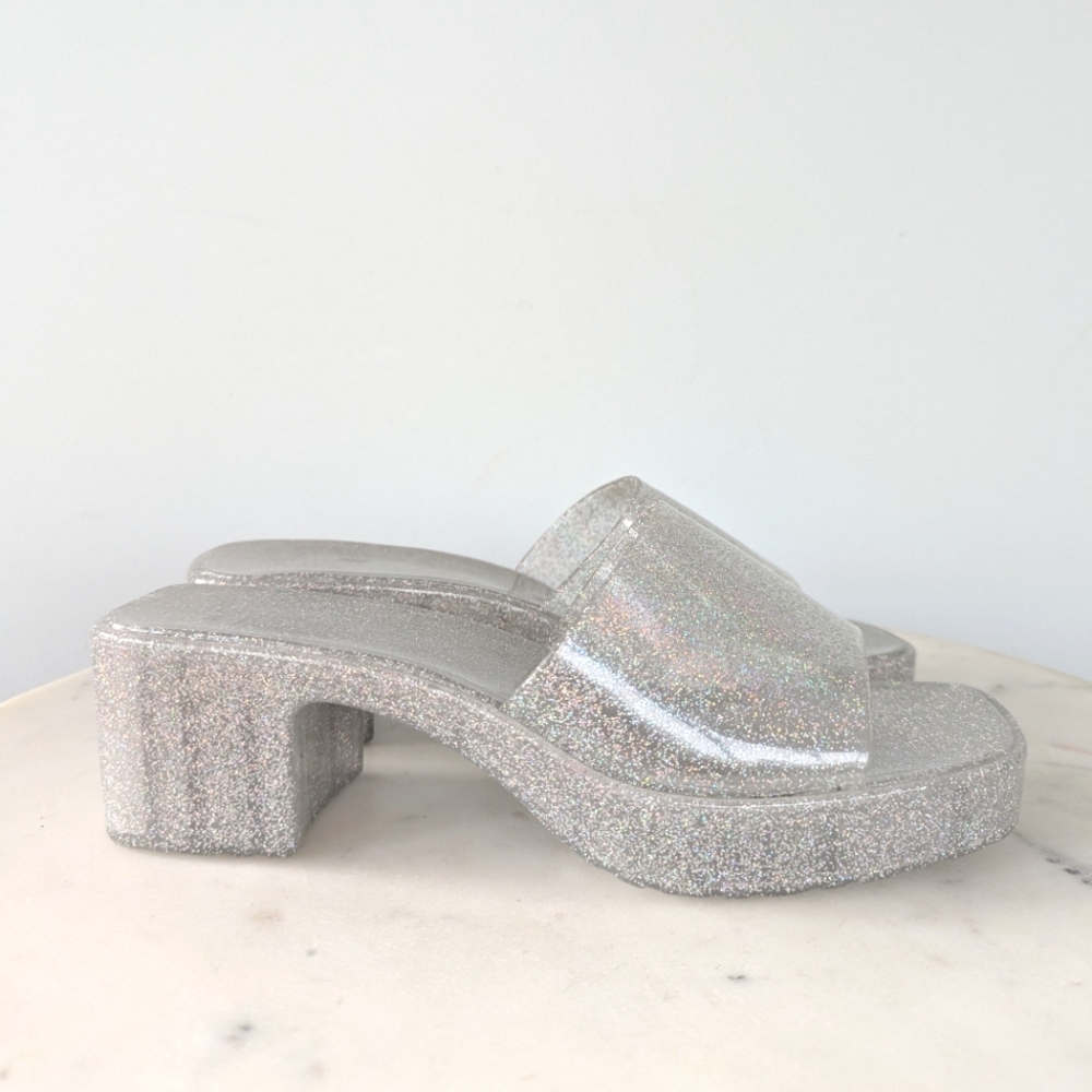 Crown & Ivy Women's Clear Silver Glitter Jelly Slip On Sandals - Picture 3 of 11